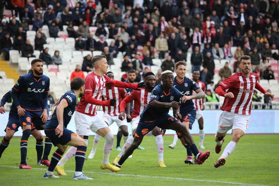 Rıza Çalımbay eşofmanı çıkarıp o üniformayı giydi! Bakın neden... 1